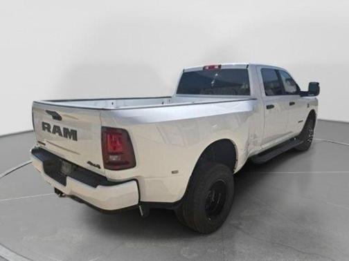 Bright White Clearcoat 2026 RAM 3500 Big Horn Crew Cab 4x4 8' Box