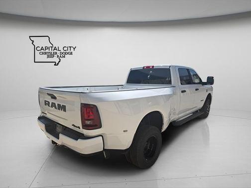Bright White Clearcoat 2026 RAM 3500 Big Horn Crew Cab 4x4 8' Box