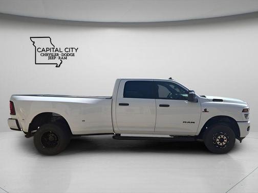 Bright White Clearcoat 2026 RAM 3500 Big Horn Crew Cab 4x4 8' Box