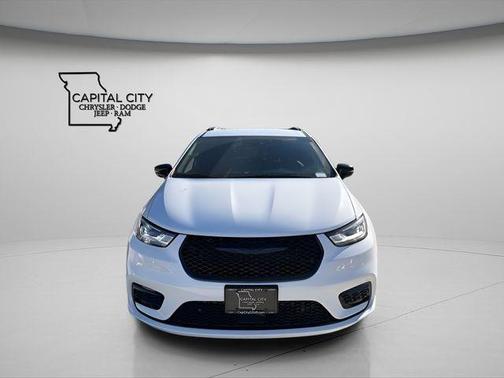 Bright White Clearcoat 2026 Chrysler Pacifica L