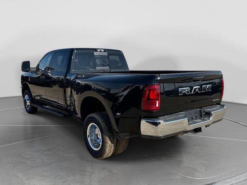 Diamond Black Crystal Pearlcoat 2026 RAM 3500 Tradesman Crew Cab 4x4 8' Box