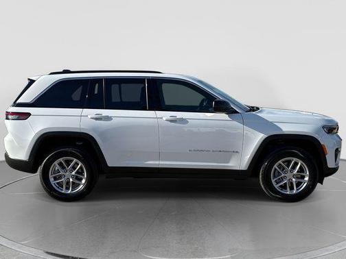 Bright White Clearcoat 2026 Jeep Grand Cherokee Altitude