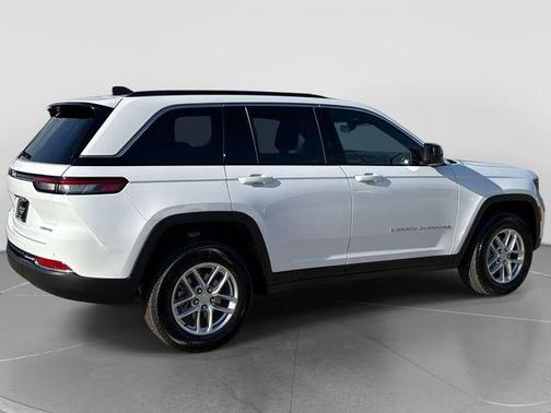 Bright White Clearcoat 2026 Jeep Grand Cherokee Altitude