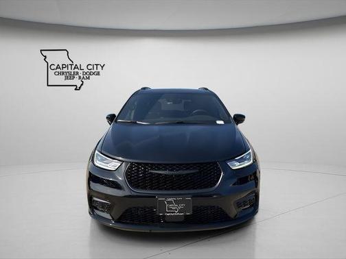 Diamond Black Crystal Pearlcoat 2026 Chrysler Pacifica L