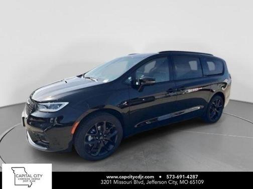 Diamond Black Crystal Pearlcoat 2026 Chrysler Pacifica L