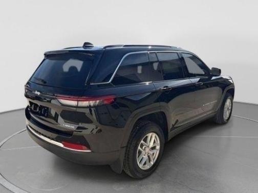 Diamond Black Crystal Pearlcoat 2026 Jeep Grand Cherokee Altitude