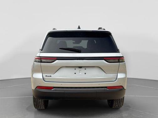 Silver Zynith 2026 Jeep Grand Cherokee Altitude