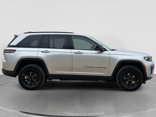 Silver Zynith 2026 Jeep Grand Cherokee Altitude
