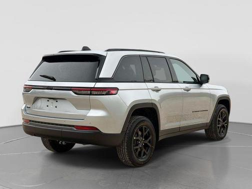 Silver Zynith 2026 Jeep Grand Cherokee Altitude