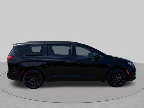 Diamond Black Crystal Pearlcoat 2026 Chrysler Pacifica L