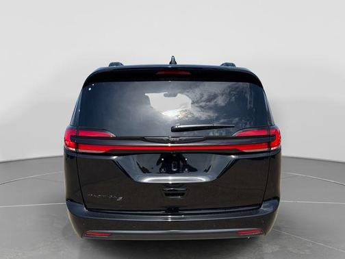 Diamond Black Crystal Pearlcoat 2026 Chrysler Pacifica L