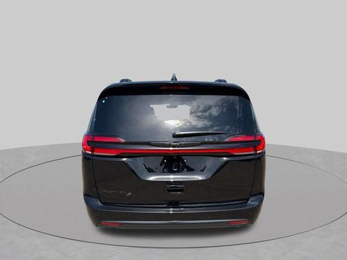 Diamond Black Crystal Pearlcoat 2026 Chrysler Pacifica L
