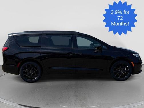 Diamond Black Crystal Pearlcoat 2026 Chrysler Pacifica L