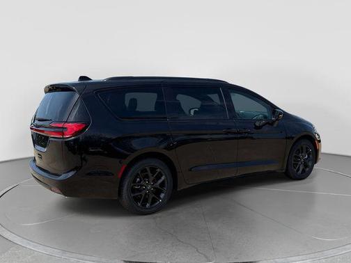 Diamond Black Crystal Pearlcoat 2026 Chrysler Pacifica L