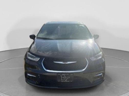 Diamond Black Crystal Pearlcoat 2026 Chrysler Pacifica L