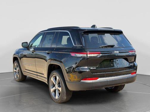 Diamond Black Crystal Pearlcoat 2026 Jeep Grand Cherokee Limited