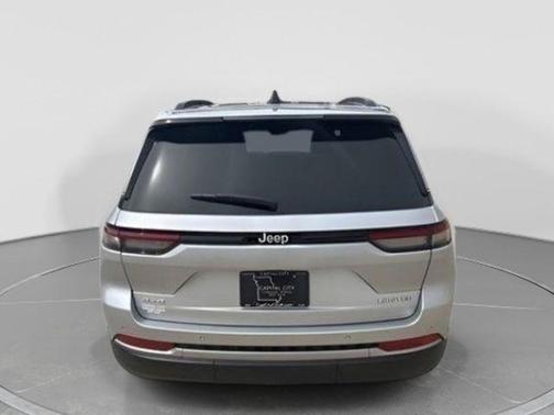 Silver Zynith 2026 Jeep Grand Cherokee Limited