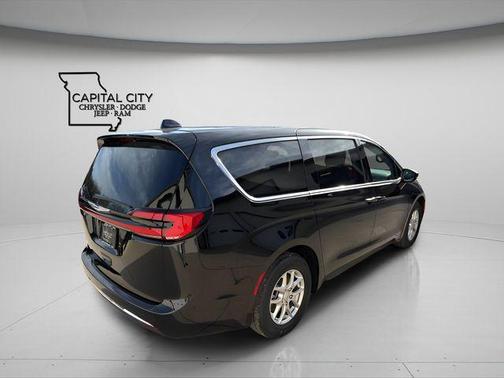 Diamond Black Crystal Pearlcoat 2026 Chrysler Pacifica L