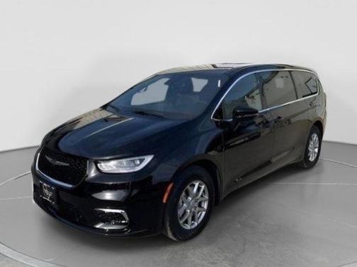 Diamond Black Crystal Pearlcoat 2026 Chrysler Pacifica L