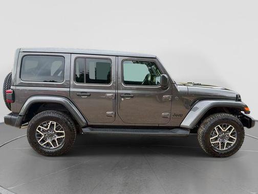 Granite Crystal Metallic Clearcoat 2026 Jeep Wrangler 4-Door Sahara 4x4