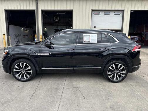 Platinum Gray Metallic 2021 Volkswagen Atlas Cross Sport 3.6L V6 SEL Premium R-Line