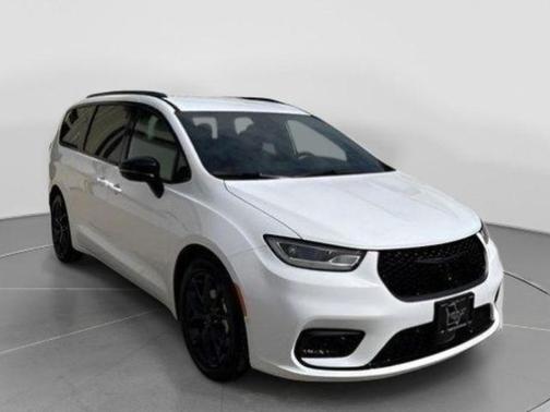 Bright White Clearcoat 2026 Chrysler Pacifica L