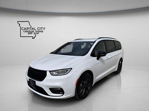 Bright White Clearcoat 2026 Chrysler Pacifica L