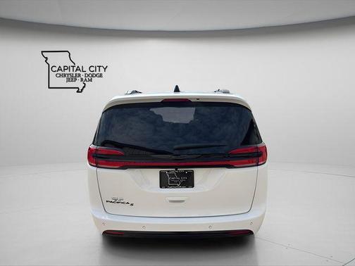 Bright White Clearcoat 2026 Chrysler Pacifica L