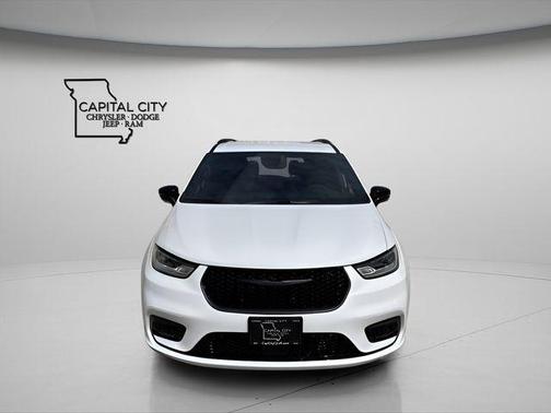 Bright White Clearcoat 2026 Chrysler Pacifica L