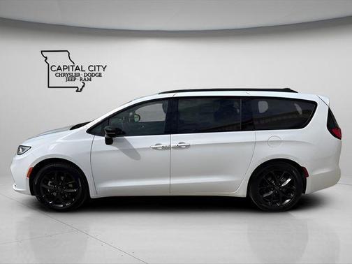 Bright White Clearcoat 2026 Chrysler Pacifica L