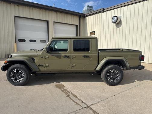 2026 Jeep Gladiator Sahara 4x4