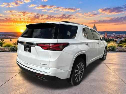 Iridescent Pearl Tricoat 2022 Chevrolet Traverse Premier