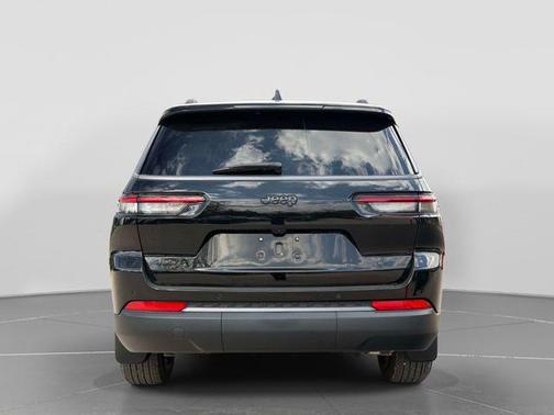 Diamond Black Crystal Pearlcoat 2026 Jeep Grand Cherokee L Altitude