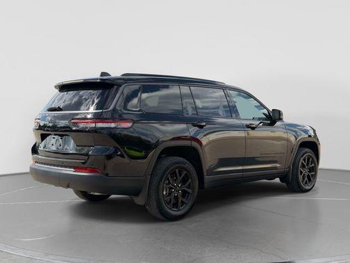 Diamond Black Crystal Pearlcoat 2026 Jeep Grand Cherokee L Altitude