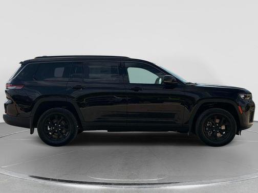 Diamond Black Crystal Pearlcoat 2026 Jeep Grand Cherokee L Altitude