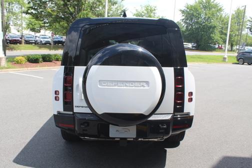 2025 Land Rover Defender X-Dynamic SE