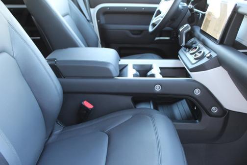 2025 Land Rover Defender X-Dynamic SE