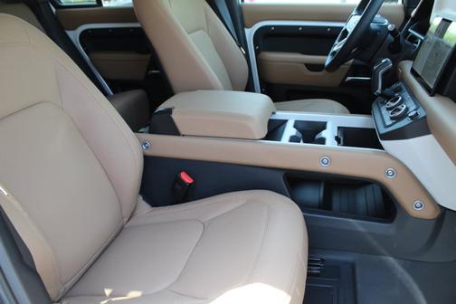 2025 Land Rover Defender X-Dynamic SE