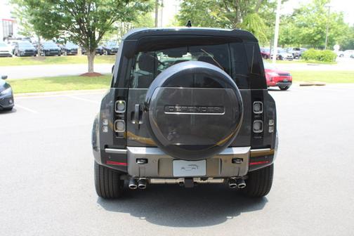 2025 Land Rover Defender V8