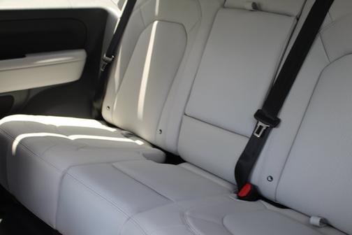 2025 Land Rover Defender X-Dynamic SE