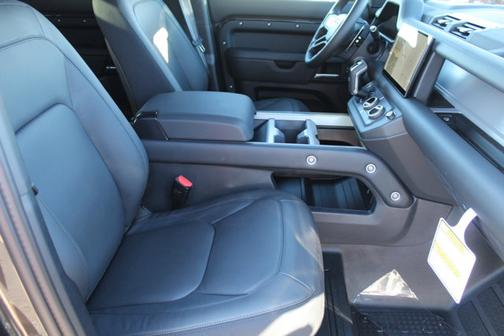 2025 Land Rover Defender V8