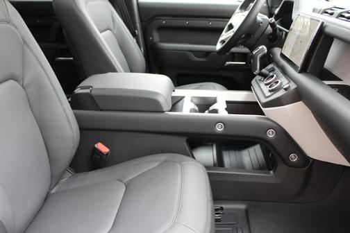 2025 Land Rover Defender X-Dynamic SE