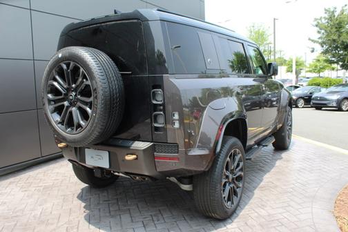 2025 Land Rover Defender OCTA