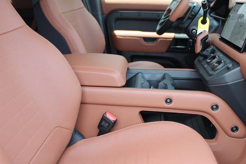 2025 Land Rover Defender OCTA
