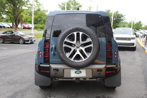 2025 Land Rover Defender X-Dynamic SE