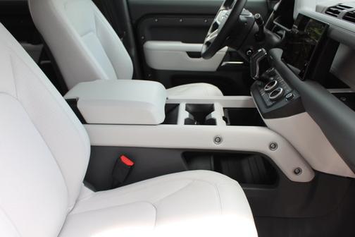 2025 Land Rover Defender X-Dynamic SE