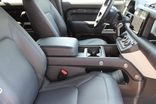 2024 Land Rover Defender SE