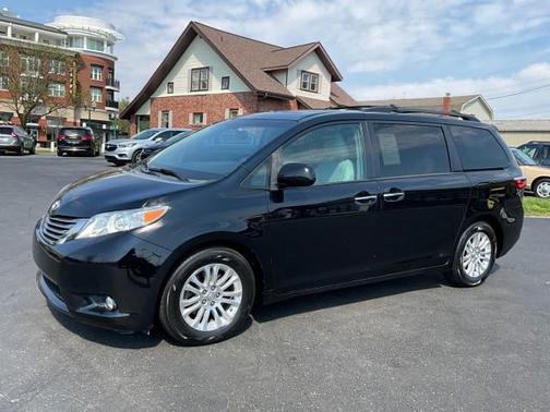 Midnight Black Metallic 2016 Toyota Sienna XLE