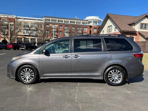 2018 Toyota Sienna XLE