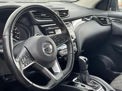 Monarch Orange 2017 Nissan Rogue Sport SV